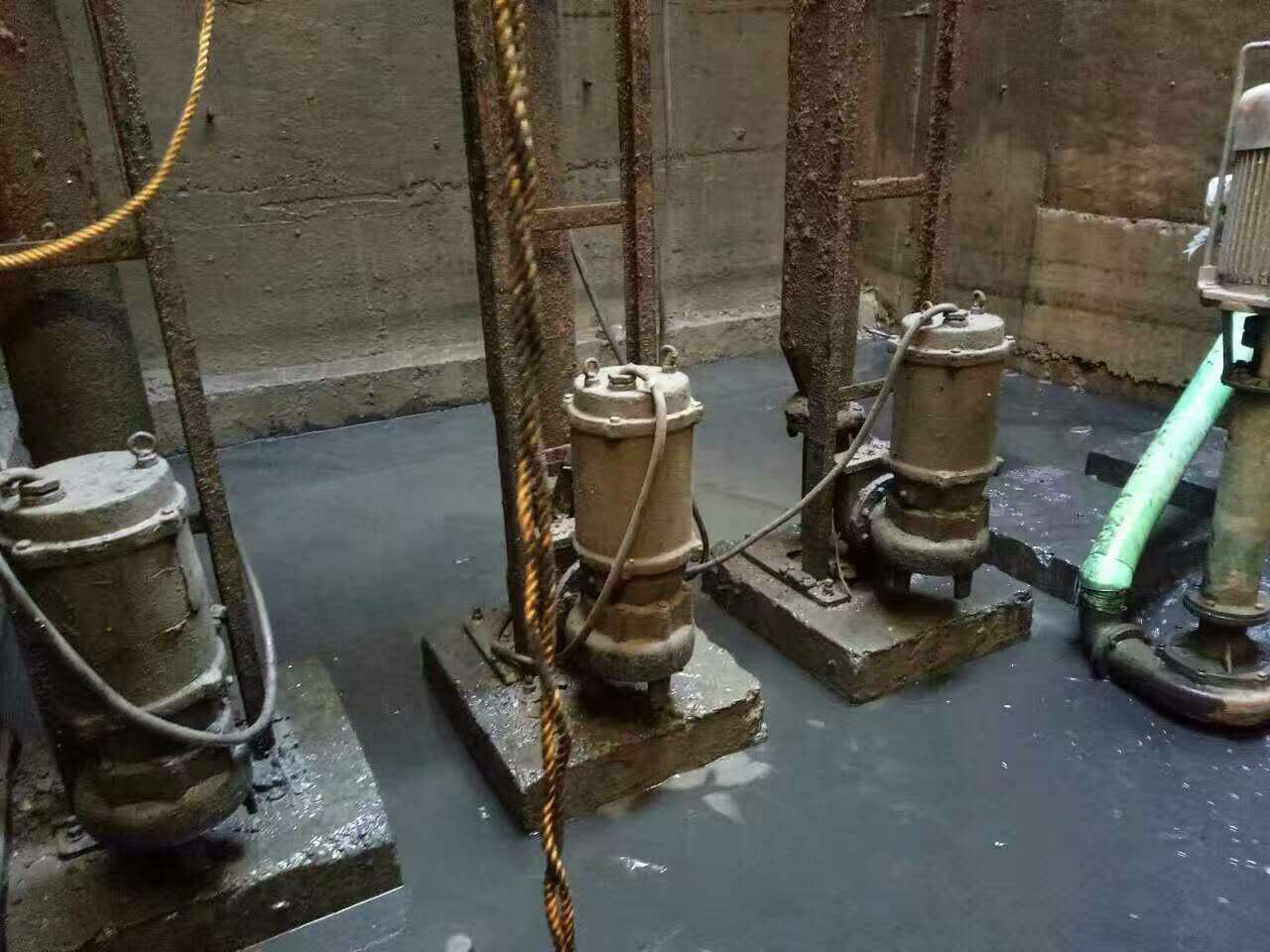 浩口镇污水池清理