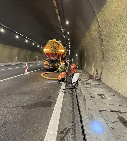 浩口镇隧道排水渠清淤